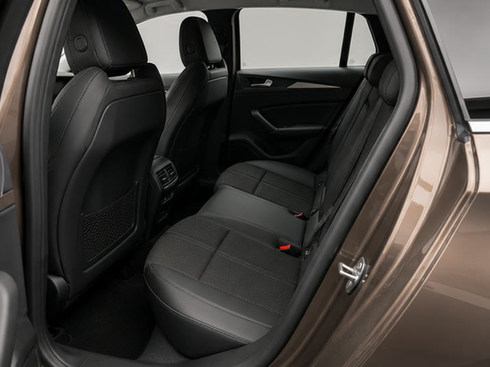 Peugeot 508 SW BlueHDi 130 Allure – achterbank