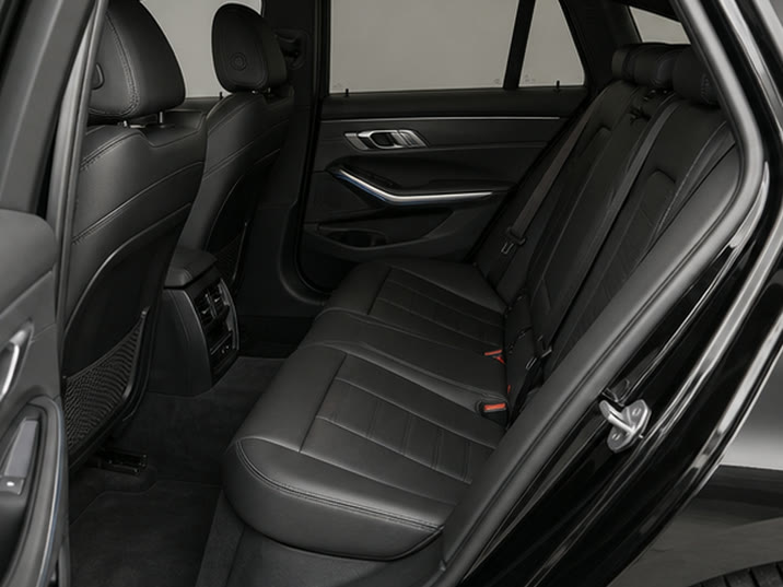 BMW 3 Serie Touring 320i M Sport Executive – achterbank