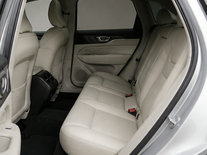 Volvo XC60 B4 Momentum Pro AWD – achterbank