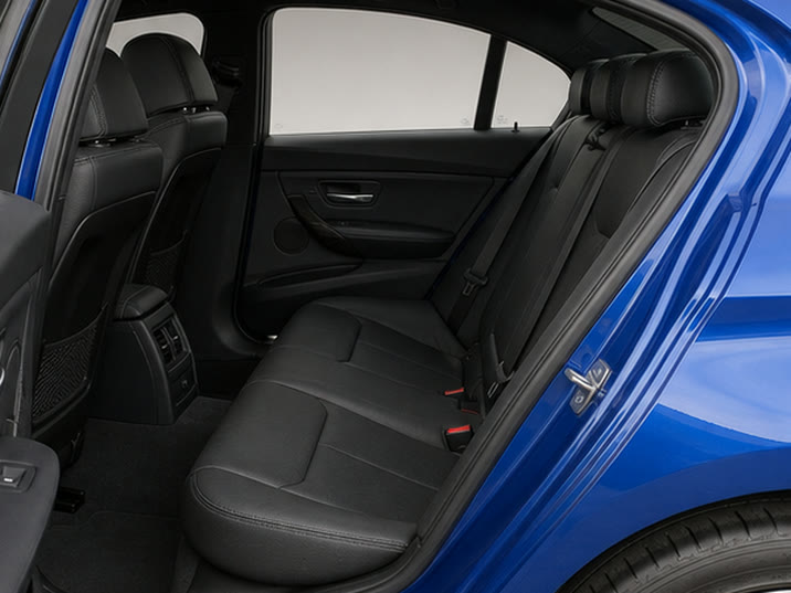 BMW 3 Serie 330i M Sport – achterbank